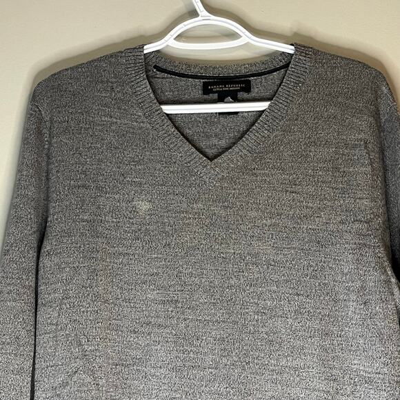 Banana Republic Men’s Gray V-Neck Sweater with Defect Size Medium Tall - Picture 11 of 16